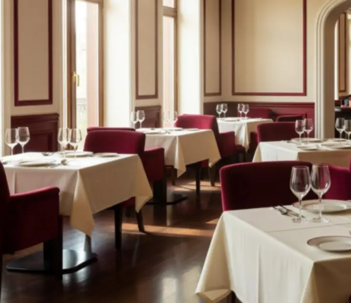 Napfényes magyar fine dining étterem belső tér, háttérben intim rulettasztallal a privát kaszinó szalonban.